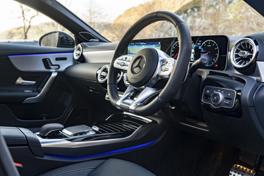 Интерьер Mercedes-AMG CLA35 4Matic (C118) 2019 года  (UK) (фото 8 из 40)